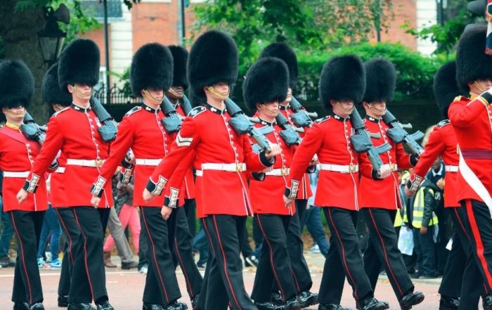 Cambio de guardia real en Londres con guardias uniformados frente al Palacio de Buckingham