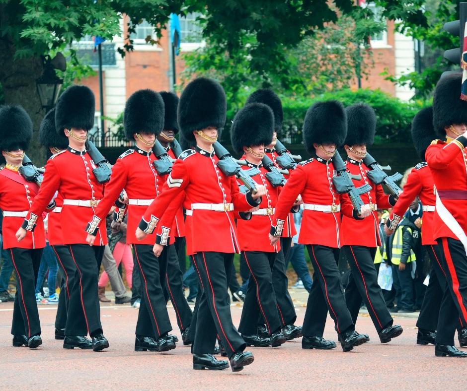 Cambio de guardia real en Londres con guardias uniformados frente al Palacio de Buckingham