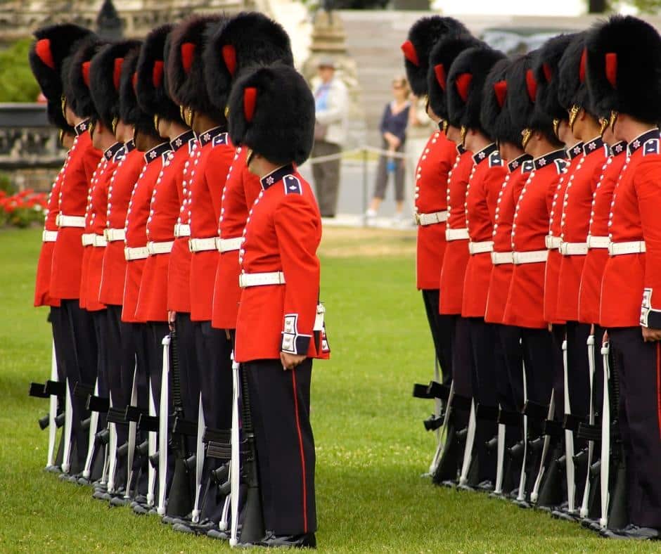 Guardias en formación durante la ceremonia de Cambio de la Guardia