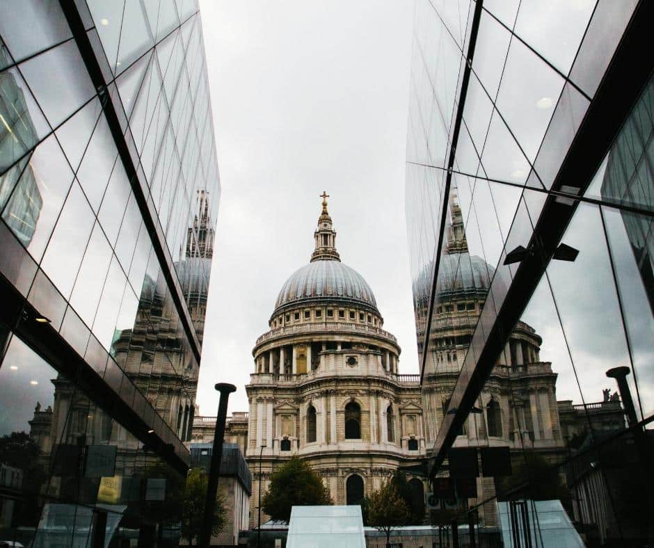 Vista de la colina Ludgate y la Catedral de San Pablo en Londres.