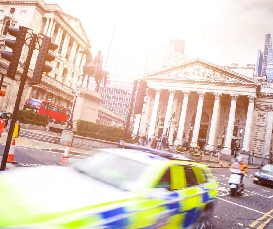 Oficial de policía en uniforme de La City de Londres.