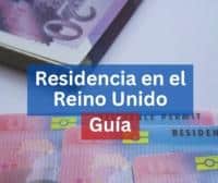 Tarjetas de residencia británica sobre un fondo de billetes de libras esterlinas. La residencia en Reino Unido tiene requisitos económicos.