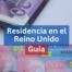 Tarjetas de residencia británica sobre un fondo de billetes de libras esterlinas. La residencia en Reino Unido tiene requisitos económicos.