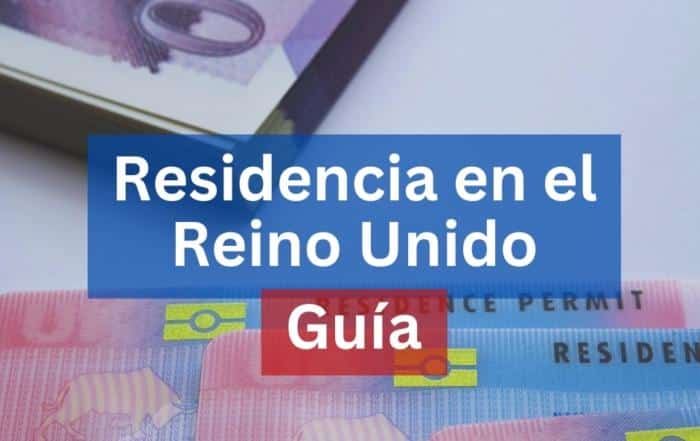 Tarjetas de residencia británica sobre un fondo de billetes de libras esterlinas. La residencia en Reino Unido tiene requisitos económicos.