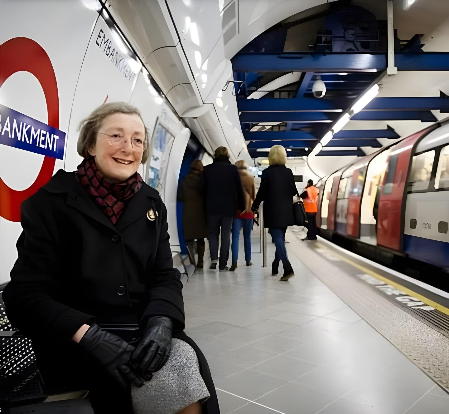 Imagen destacada: La viuda del 'Mind the Gap' en el metro de Londres, símbolo de amor eterno.