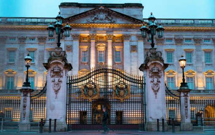 Vista frontal del Palacio de Buckingham en Londres