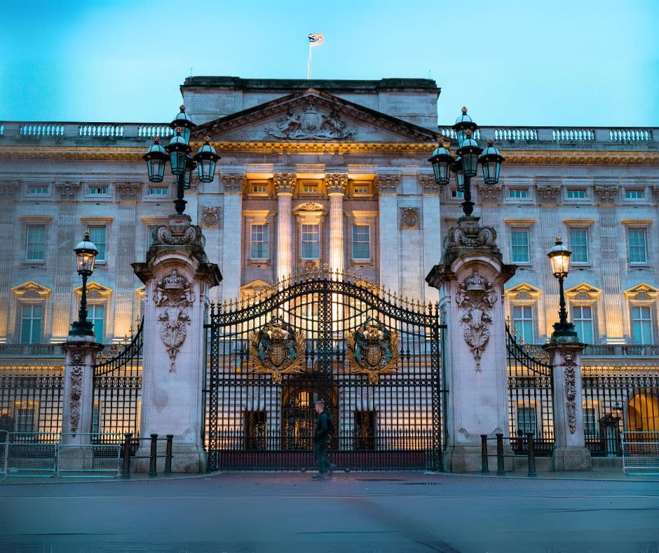 Vista frontal del Palacio de Buckingham en Londres