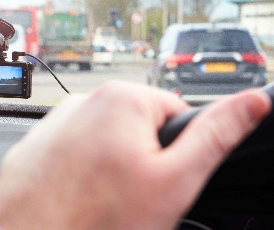 Turista conduciendo un coche en Londres con licencia extranjera