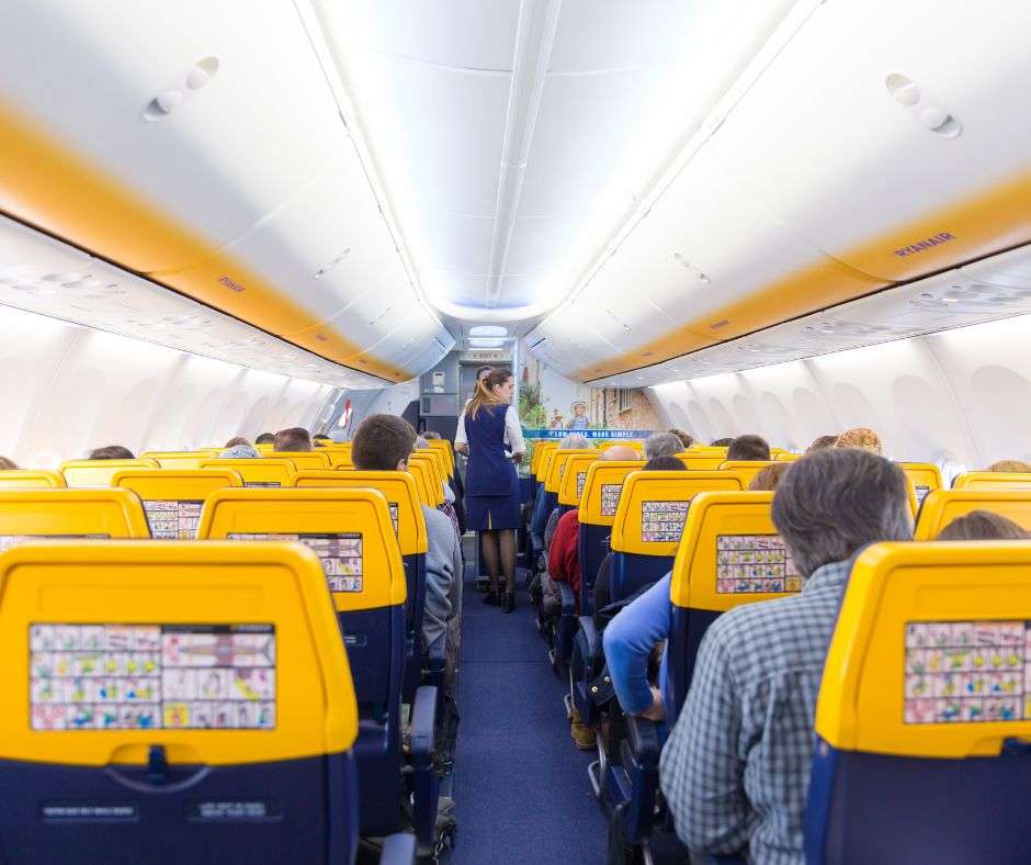 Avión de la aerolínea Ryanair despegando.