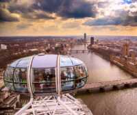 Vista panorámica de Londres con el London Eye y el río Támesis, ideal para saber qué hacer al llegar a Londres