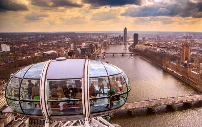 Vista panorámica de Londres con el London Eye y el río Támesis, ideal para saber qué hacer al llegar a Londres