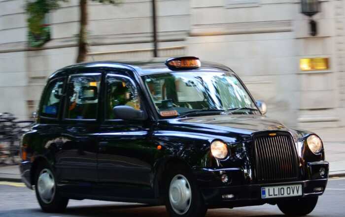 Taxi negro en Londres, una opción cómoda y tradicional para moverse por la ciudad.