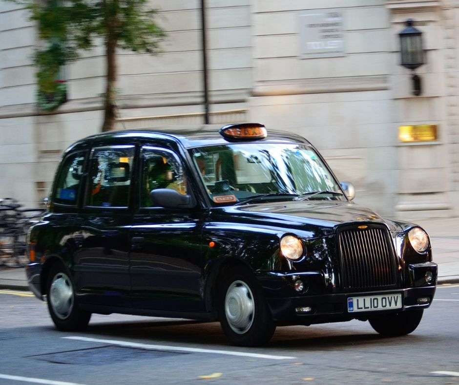 Taxi negro en Londres, una opción cómoda y tradicional para moverse por la ciudad.